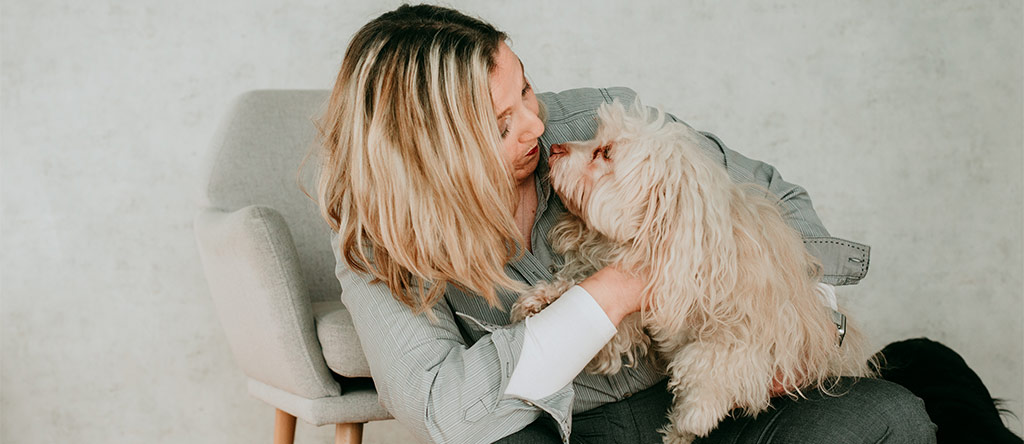 Heidemarie Cox bei Arbeit mit Therapiehunden
